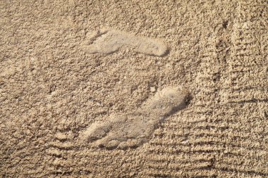 kum plaj ayak izleri bir adam