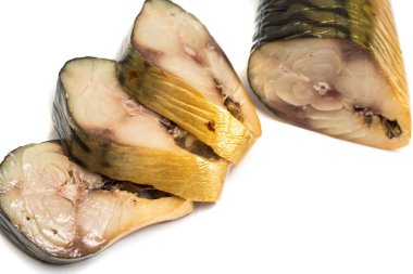 Beyaz arka plan üzerinde izole füme balık uskumru