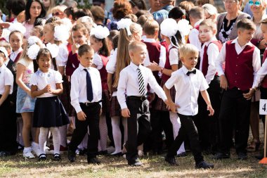 Petropavlovsk, Kazakistan - 2 Eylül 2017: Okul bahçesinde öğrenciler ve öğretmenler ile okul hattı mevcuttur. Çocuklar okula geri dön. Okulun ilk günü Kazakistan'daki bilgi günü.