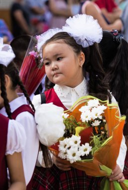 Petropavlovsk, Kazakistan - 2 Eylül 2017: Okul bahçesinde öğrenciler ve öğretmenler ile okul hattı mevcuttur. Çocuklar okula geri dön. Okulun ilk günü Kazakistan'daki bilgi günü.