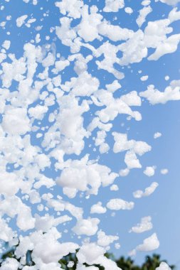 sabun köpüğü gökyüzüne karşı