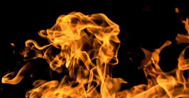 alevler siyah arkaplanda