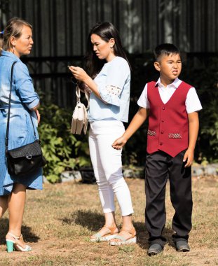 Petropavlovsk, Kazakistan - 2 Eylül 2017: Okul bahçesinde öğrenciler ve öğretmenler ile okul hattı mevcuttur. Çocuklar okula geri dön. Okulun ilk günü Kazakistan'daki bilgi günü.