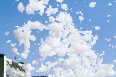 sabun köpüğü gökyüzüne karşı