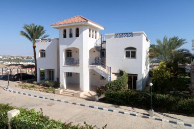Beyaz Saray villa palmiye ağaçları manzara