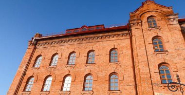 mavi gökyüzü arka plan üzerinde kırmızı tuğla, eski bina