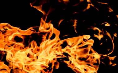 alevler siyah arkaplanda