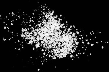 Siyah arkaplanda beyaz toz izole edildi