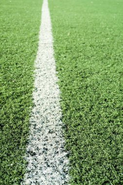 Beyaz çizgili suni çim futbol