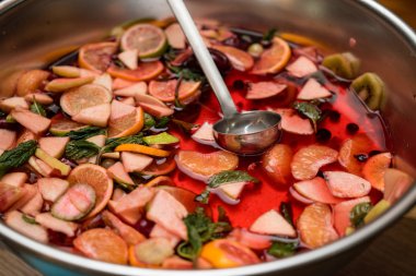 alkollü içecek meyve ile yumruk