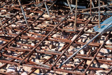 Paslı metal kafes, boru ek parçaları