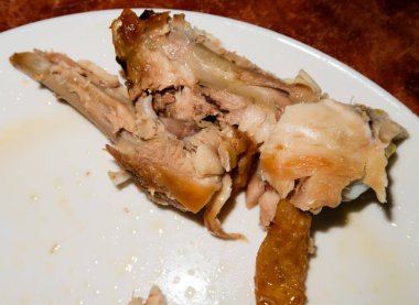 Tavuk yedikten sonra kirli tabak