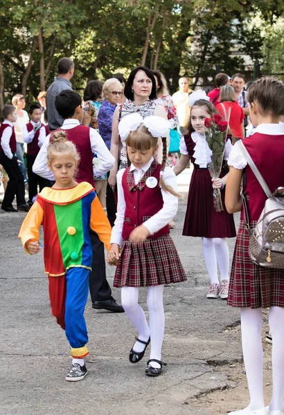 Petropavlovsk Kazajstán Septiembre 2017 Línea Escolar Está Patio Escuela Con — Foto de Stock