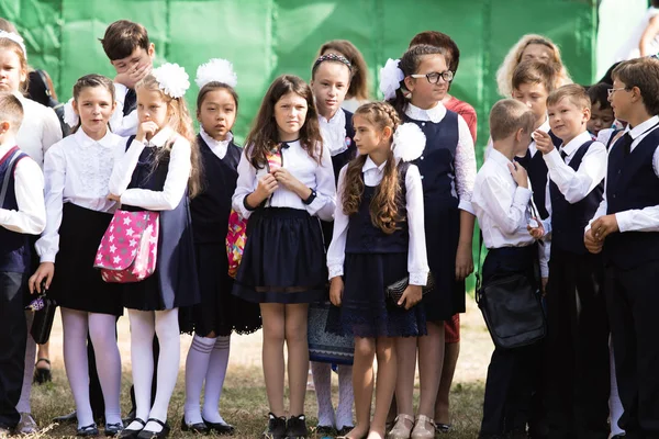 Petropavlovsk Kasachstan September 2017 Auf Dem Schulhof Stehen Schüler Und — Stockfoto