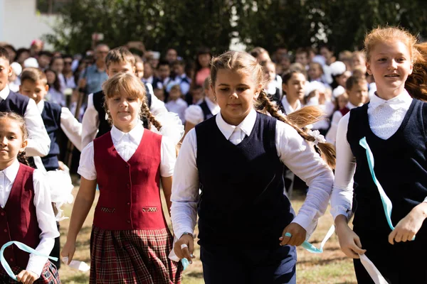 Petropavlovsk Cazaquistão Setembro 2017 Linha Escola Está Pátio Escola Com — Fotografia de Stock