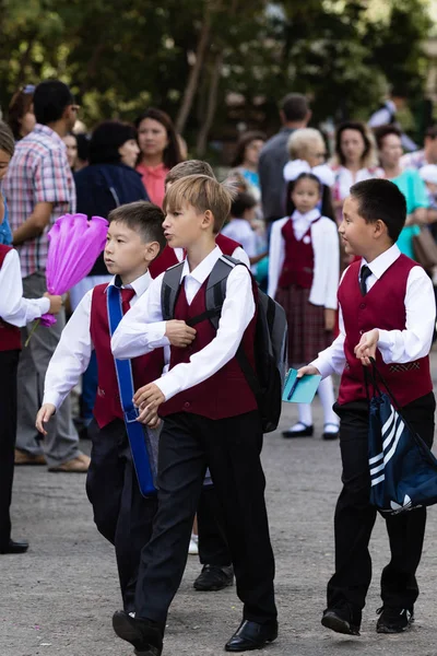 Petropavlovsk Kazajstán Septiembre 2017 Línea Escolar Está Patio Escuela Con — Foto de Stock