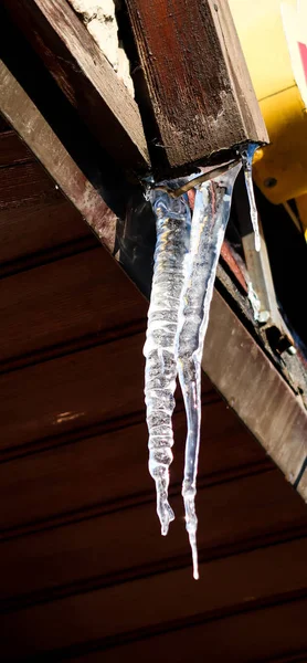 Eiszapfen Der Traufe — Stockfoto