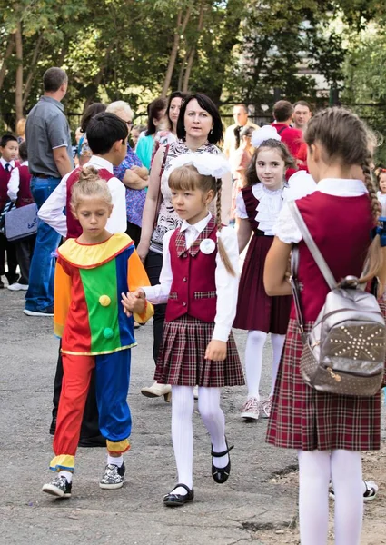 Petropavlovsk Kazajstán Septiembre 2017 Línea Escolar Está Patio Escuela Con — Foto de Stock