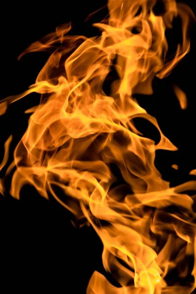 alevler siyah arkaplanda