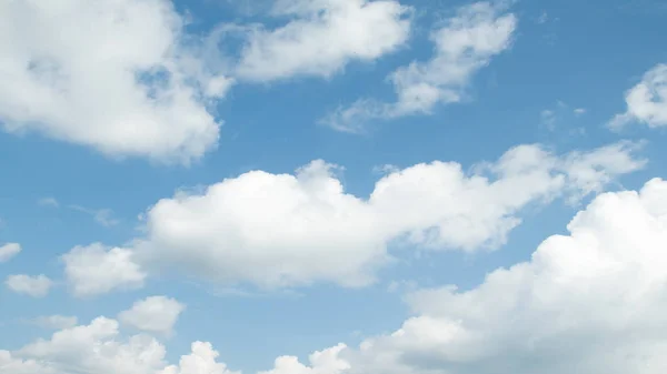 Witte Wolken Een Blauwe Hemel Dag — Stockfoto