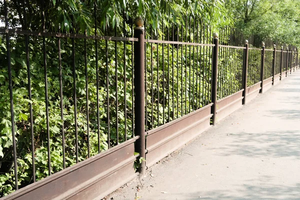 Recinzione Metallo Lungo Giardino — Foto Stock