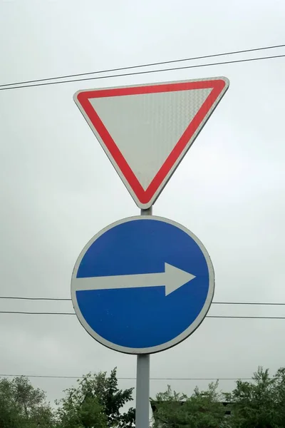 Дорожный Знак Треугольник Стрелка — стоковое фото
