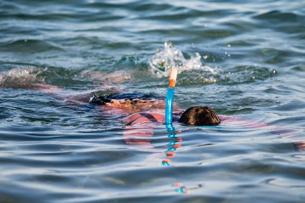 Ein Maskierter Mann Schwimmt Einen Blick Von Oben — Stockfoto