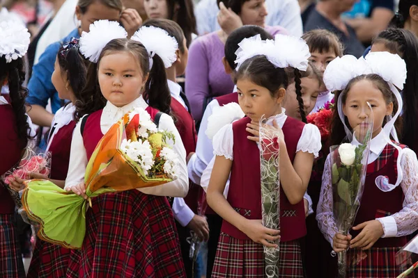 Petropavlovsk Kazajstán Septiembre 2017 Línea Escolar Está Patio Escuela Con — Foto de Stock