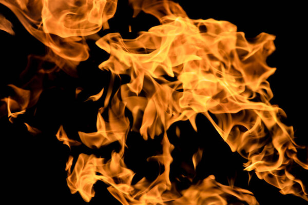 огонь пламени на черном фоне