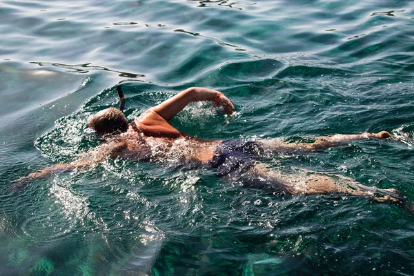 Ein Maskierter Mann Schwimmt Einen Blick Von Oben — Stockfoto