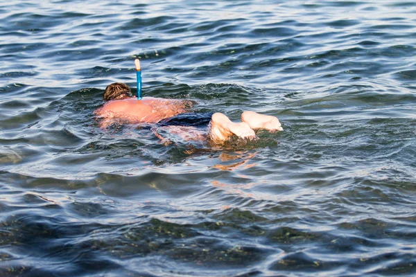 Ein Maskierter Mann Schwimmt Einen Blick Von Oben — Stockfoto