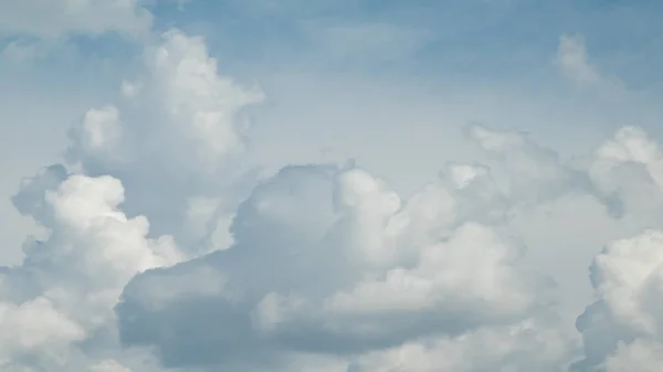 Awan Putih Pada Hari Langit Biru — Stok Foto