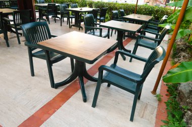 masa sandalye Cafe yaz aylarında sokakta