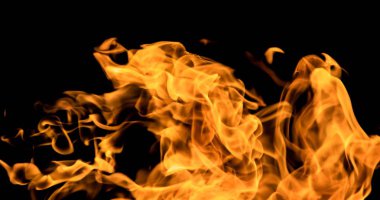 alevler siyah arkaplanda