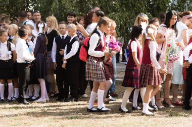 Petropavlovsk, Kazakistan - 2 Eylül 2017: Okul bahçesinde öğrenciler ve öğretmenler ile okul hattı mevcuttur. Çocuklar okula geri dön. Okulun ilk günü Kazakistan'daki bilgi günü.