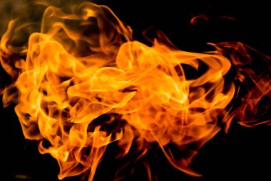 alevler siyah arkaplanda