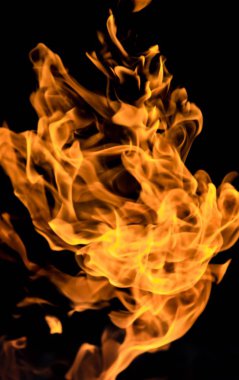 alevler siyah arkaplanda