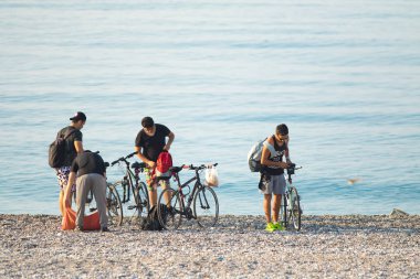 Antalya, Türkiye - 28 Haziran 2017. Bisikletçiler sahilde. Konyaaltı beach, Antalya