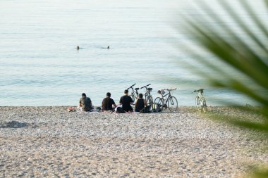 Antalya, Türkiye - 28 Haziran 2017. Bisikletçiler sahilde. Konyaaltı beach, Antalya