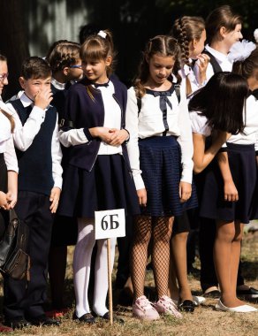 Petropavlovsk, Kazakistan - 2 Eylül 2017: Okul bahçesinde öğrenciler ve öğretmenler ile okul hattı mevcuttur. Çocuklar okula geri dön. Okulun ilk günü Kazakistan'daki bilgi günü.