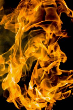 alevler siyah arkaplanda