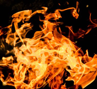 alevler siyah arkaplanda