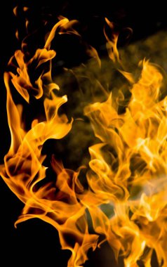 alevler siyah arkaplanda