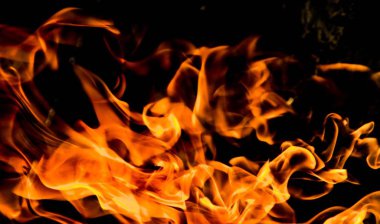 alevler siyah arkaplanda