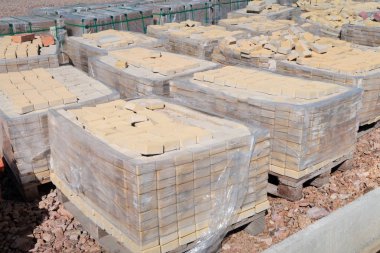 Bir palet üzerinde yığılmış tuğla kiremit