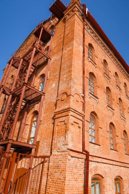 mavi gökyüzü arka plan üzerinde kırmızı tuğla, eski bina