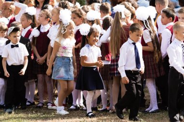 Petropavlovsk, Kazakistan - 2 Eylül 2017: Okul bahçesinde öğrenciler ve öğretmenler ile okul hattı mevcuttur. Çocuklar okula geri dön. Okulun ilk günü Kazakistan'daki bilgi günü.