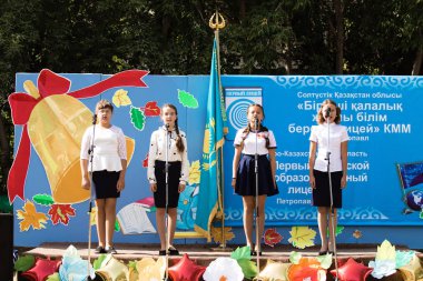 Petropavlovsk, Kazakistan - 2 Eylül 2017: Okul bahçesinde öğrenciler ve öğretmenler ile okul hattı mevcuttur. Çocuklar okula geri dön. Okulun ilk günü Kazakistan'daki bilgi günü.