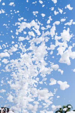 sabun köpüğü gökyüzüne karşı