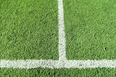 Beyaz çizgili suni çim futbol